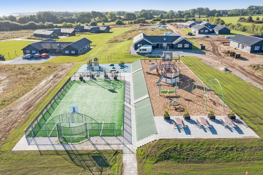 Zu dem attraktiven Ferienhaus Nr. 633 in Südjütland gehört auch ein tolles Angebot im Außenbereich, z. B. Spieleturm und Schaukeln