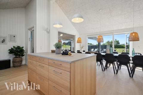 Gut ausgestattete Küche im Luxusferienhaus Nr. 633 in Südjütland.