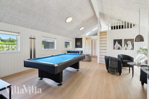 Das Luxusferienhaus 633 für 18 Personen hat einen großen Aktivitätsraum mit u. a. Billard und Darts