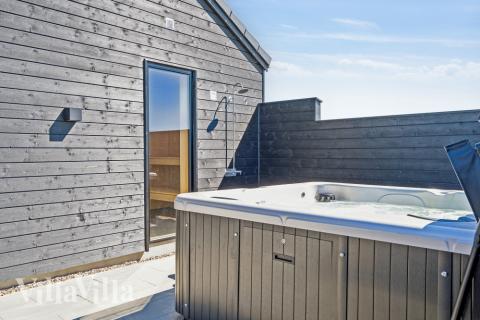 Genießen Sie den warmen Whirlpool im Luxusferienhaus Nr. 633 in Südjütland
