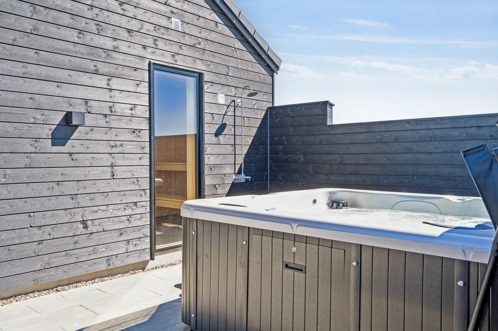 Genießen Sie den warmen Whirlpool im Luxusferienhaus Nr. 633 in Südjütland