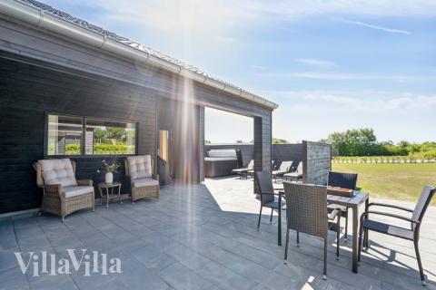 Auf der Terrasse des Ferienhauses Nr. 633 ist Platz für 18 Personen.