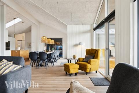 Der große, lichtdurchflutete Aufenthaltsraum im Luxusferienhaus Nr. 634 für 18.