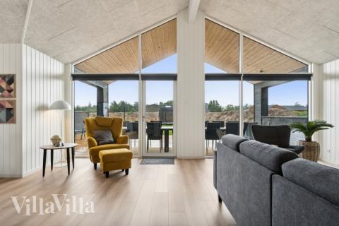 Die Couch im Luxusferienhaus Nr. 634 in Nordjütland lädt zu Gesellschaftsspielen oder zu Kinoabenden ein.