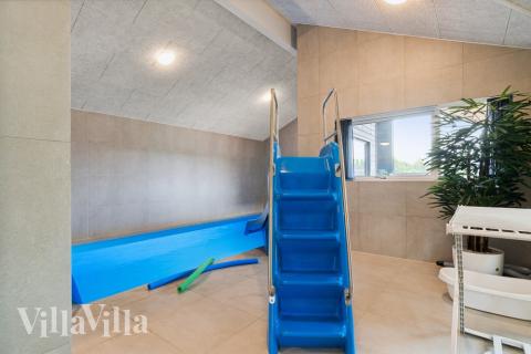 Das Ferienhaus 634 hat einen schicken Poolbereich mit Wasserrutsche, einem geräumigen, eingelassenen Whirlpool und einer Sauna.