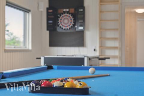 Neben den vielen schönen Stunden, die man im Poolbereich des Hauses verbringen kann, bietet das Luxusferienhaus 634 auch Spielevergnügen bei Billard/Tischtennis und Darts