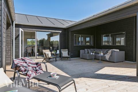 Auf der Terrasse des Ferienhauses Nr. 634 ist Platz für 18 Personen.