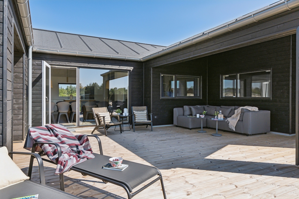 Auf der Terrasse des Ferienhauses Nr. 634 ist Platz für 18 Personen.