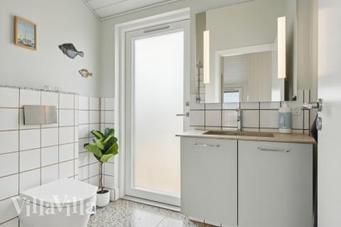 Eines der Badezimmer im Luxusferienhaus Nr. 636