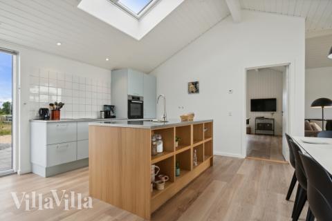 Gut ausgestattete Küche im Luxusferienhaus Nr. 636 in Nordjütland.