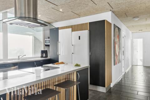 In der Küche des Luxusferienhauses ist alles vorhanden, was man braucht, um Mahlzeiten für 24 Personen zuzubereiten.