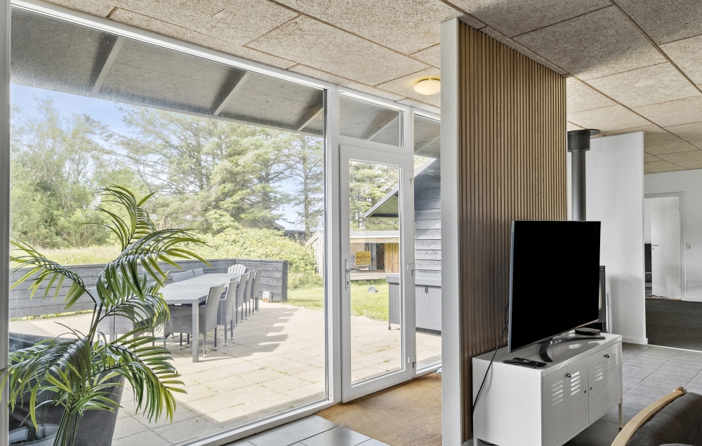 Die Couch im Luxusferienhaus Nr. 637 in Nordjütland lädt zu Gesellschaftsspielen oder zu Kinoabenden ein.