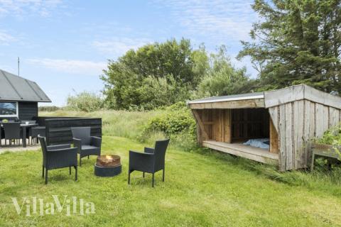 Zu dem attraktiven Ferienhaus Nr. 637 in Nordjütland gehört auch ein tolles Angebot im Außenbereich, z. B. Spieleturm und Schaukeln