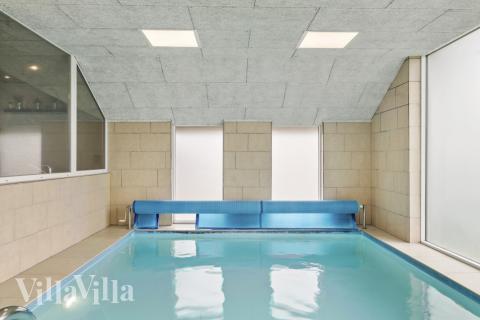 Das Ferienhaus 637 hat einen schicken Poolbereich mit Wasserrutsche, einem geräumigen, eingelassenen Whirlpool und einer Sauna.