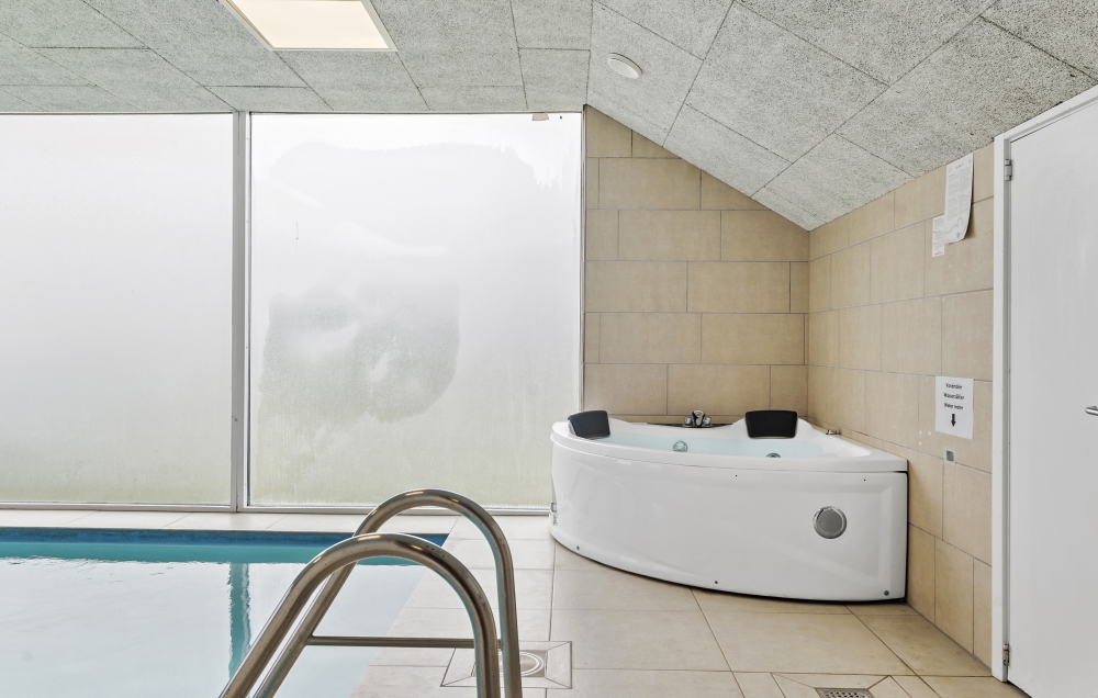 Genießen Sie den warmen Whirlpool im Luxusferienhaus Nr. 637 in Nordjütland