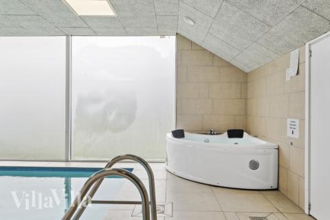 Genießen Sie den warmen Whirlpool im Luxusferienhaus Nr. 637 in Nordjütland