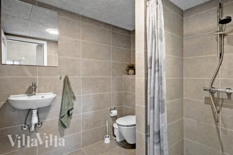 Im Luxusferienhaus Nr. 638 für 16 Personen gibt es Bad mit Dusche.