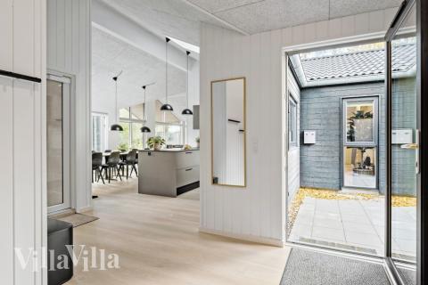 Der geräumige Eingangsbereich im Luxusferienhaus Nr. 638 in Nordseeland