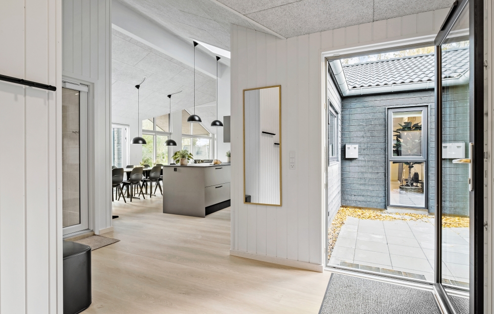 Der geräumige Eingangsbereich im Luxusferienhaus Nr. 638 in Nordseeland
