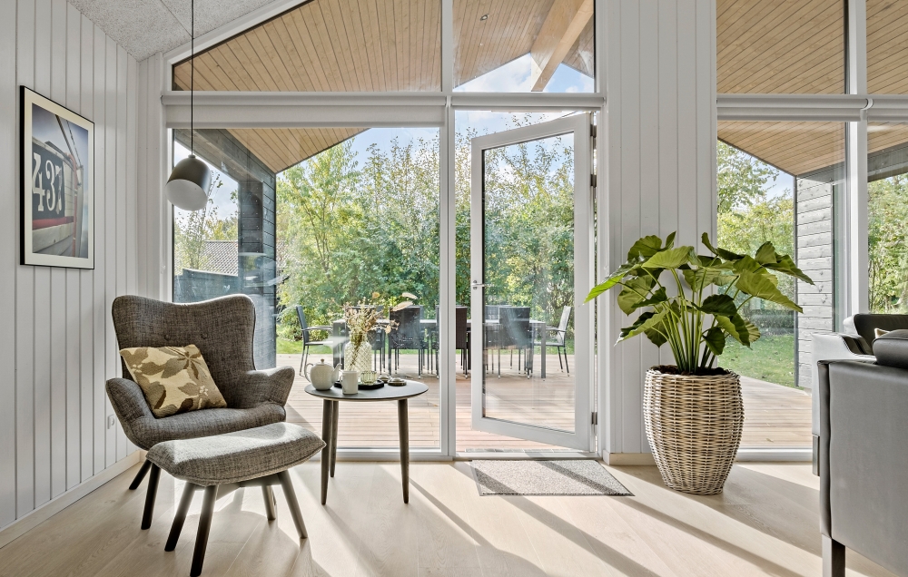 Die Couch im Luxusferienhaus Nr. 638 in Nordseeland lädt zu Gesellschaftsspielen oder zu Kinoabenden ein.