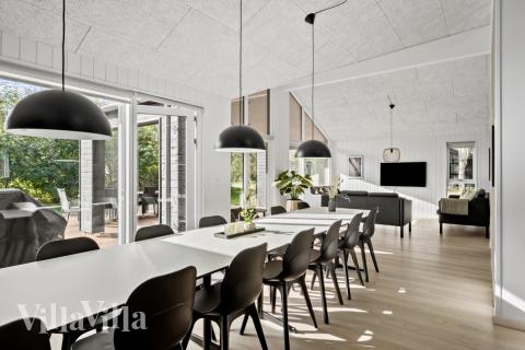 Der große, lichtdurchflutete Aufenthaltsraum im Luxusferienhaus Nr. 638 für 16.