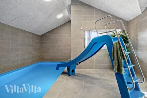 Das Ferienhaus 638 hat einen schicken Poolbereich mit Wasserrutsche, einem geräumigen, eingelassenen Whirlpool und einer Sauna.