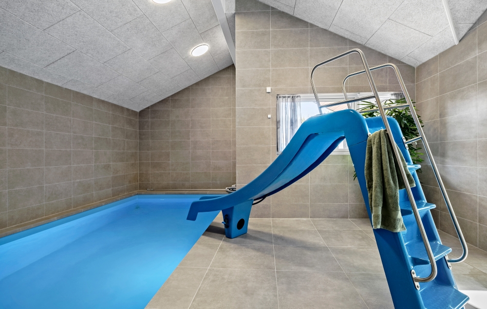 Das Ferienhaus 638 hat einen schicken Poolbereich mit Wasserrutsche, einem geräumigen, eingelassenen Whirlpool und einer Sauna.
