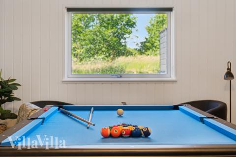 Neben den vielen schönen Stunden, die man im Poolbereich des Hauses verbringen kann, bietet das Luxusferienhaus 640 auch Spielevergnügen bei Billard/Tischtennis und Darts