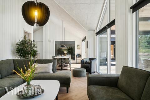 Die Couch im Luxusferienhaus Nr. 640 in Ostjütland lädt zu Gesellschaftsspielen oder zu Kinoabenden ein.