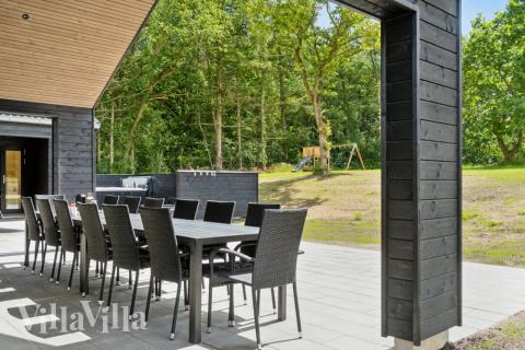 Auf der Terrasse des Ferienhauses Nr. 640 ist Platz für 14 Personen.