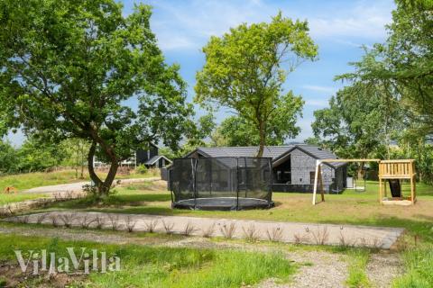 Zu dem attraktiven Ferienhaus Nr. 640 in Ostjütland gehört auch ein tolles Angebot im Außenbereich, z. B. Spieleturm und Schaukeln