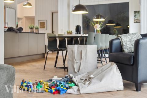 Der große, lichtdurchflutete Aufenthaltsraum im Luxusferienhaus Nr. 640 für 14.