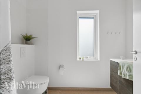 Eines der Badezimmer im Luxusferienhaus Nr. 641