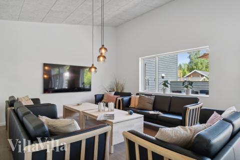 Die Couch im Luxusferienhaus Nr. 641 in Nordseeland lädt zu Gesellschaftsspielen oder zu Kinoabenden ein.