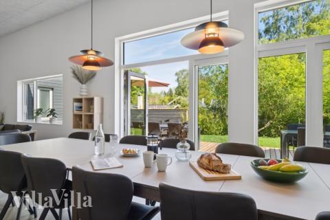 Der große, lichtdurchflutete Aufenthaltsraum im Luxusferienhaus Nr. 641 für 20.