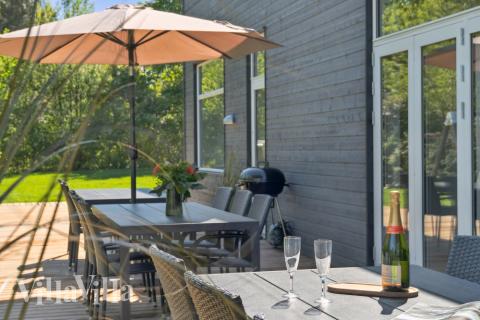 Genießen Sie einen Grillabend auf der Terrasse des Luxusferienhauses Nr. 641 in Nordseeland