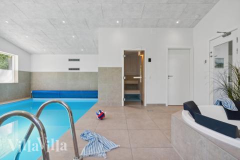 Das Ferienhaus 641 hat einen schicken Poolbereich mit Wasserrutsche, einem geräumigen, eingelassenen Whirlpool und einer Sauna.