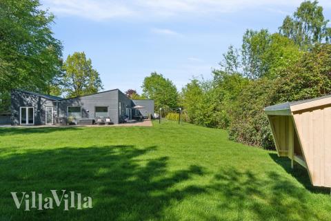 Zu dem attraktiven Ferienhaus Nr. 641 in Nordseeland gehört auch ein tolles Angebot im Außenbereich, z. B. Spieleturm und Schaukeln