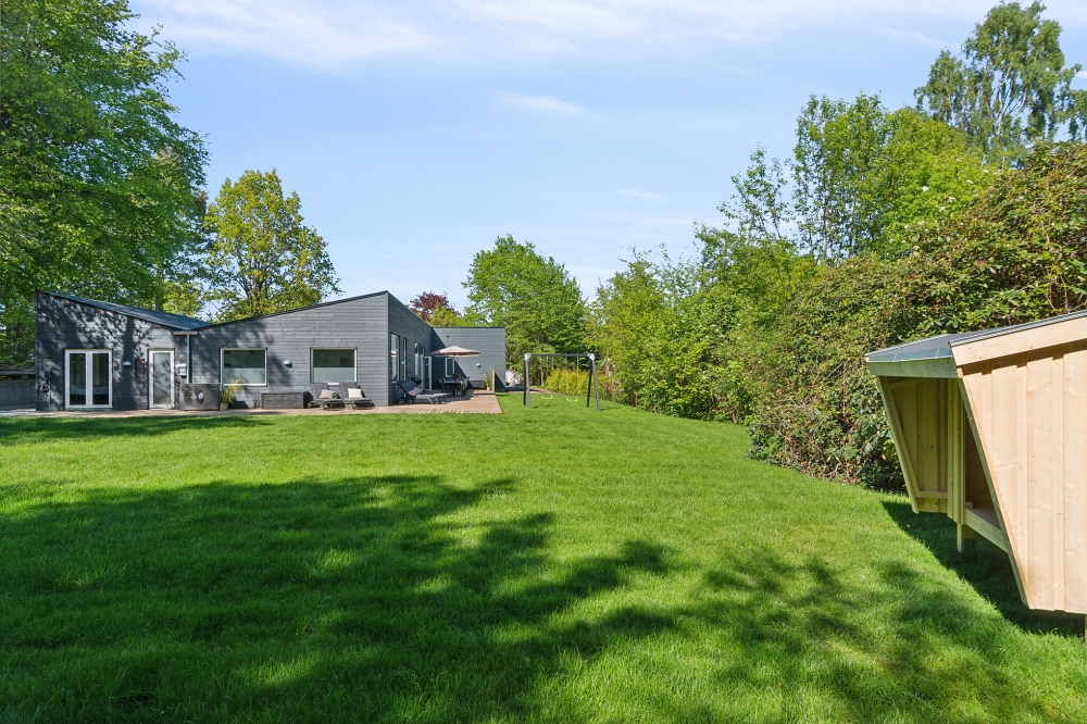 Zu dem attraktiven Ferienhaus Nr. 641 in Nordseeland gehört auch ein tolles Angebot im Außenbereich, z. B. Spieleturm und Schaukeln
