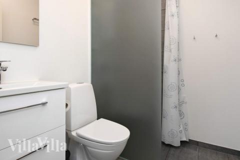 Eines der Badezimmer im Luxusferienhaus Nr. 642