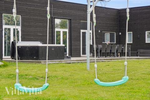 Zu dem attraktiven Ferienhaus Nr. 642 in Lolland/Falster/Mön gehört auch ein tolles Angebot im Außenbereich, z. B. Spieleturm und Schaukeln