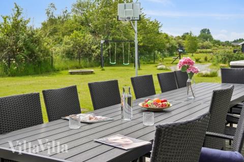 Genießen Sie einen Grillabend auf der Terrasse des Luxusferienhauses Nr. 642 in Lolland/Falster/Mön