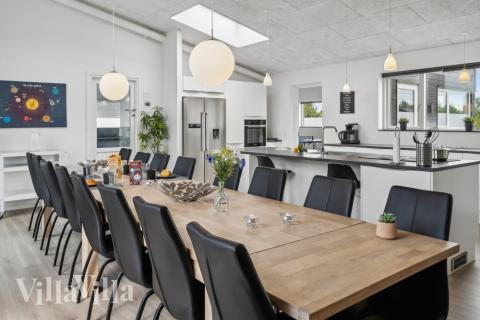 Der große, lichtdurchflutete Aufenthaltsraum im Luxusferienhaus Nr. 642 für 16.