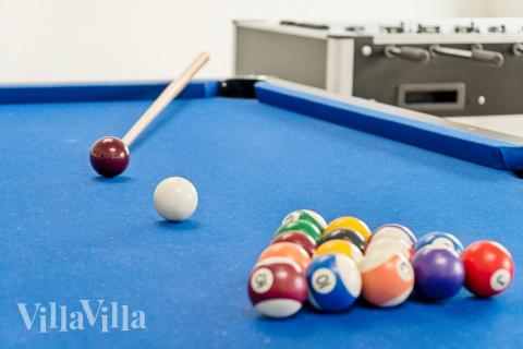 Das Luxusferienhaus 642 für 16 Personen hat einen großen Aktivitätsraum mit u. a. Billard und Darts