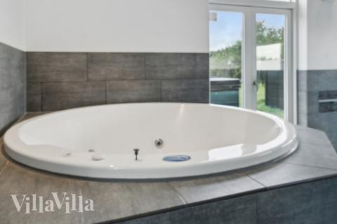 Genießen Sie den warmen Whirlpool im Luxusferienhaus Nr. 642 in Lolland/Falster/Mön