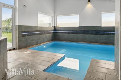 Das Ferienhaus 642 hat einen schicken Poolbereich mit Wasserrutsche, einem geräumigen, eingelassenen Whirlpool und einer Sauna.
