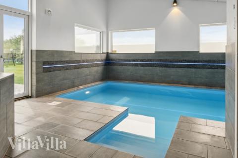 Das Ferienhaus 642 hat einen schicken Poolbereich mit Wasserrutsche, einem geräumigen, eingelassenen Whirlpool und einer Sauna.