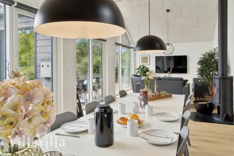 Der große, lichtdurchflutete Aufenthaltsraum im Luxusferienhaus Nr. 644 für 14.