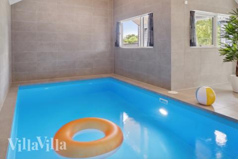 Das Ferienhaus 644 hat einen schicken Poolbereich mit Wasserrutsche, einem geräumigen, eingelassenen Whirlpool und einer Sauna.