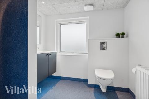 Eines der Badezimmer im Luxusferienhaus Nr. 645